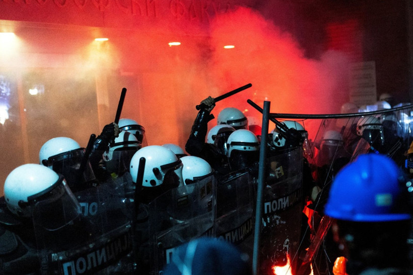 Sırbistan'da 'puslu' gece: Polisler öğrencileri biber gazına boğdu - Resim: 10