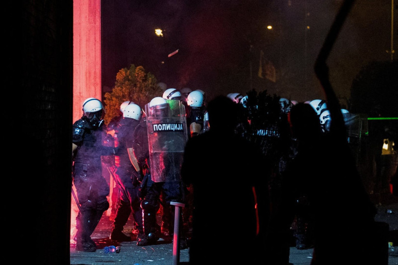 Sırbistan'da 'puslu' gece: Polisler öğrencileri biber gazına boğdu - Resim: 11