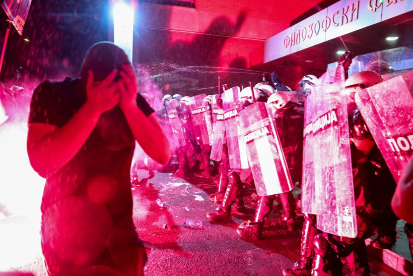 Sırbistan'da 'puslu' gece: Polisler öğrencileri biber gazına boğdu - Resim: 1