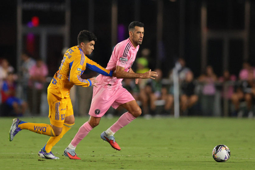 Luis Suarez'e tükürük cezası - Resim : 1