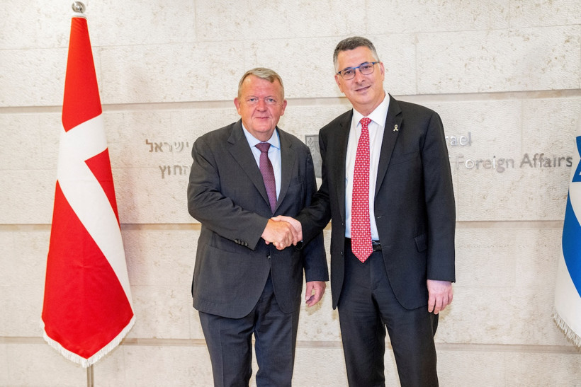 Kameralar önünde İsrailli bakanı fırçaladı - Resim : 1