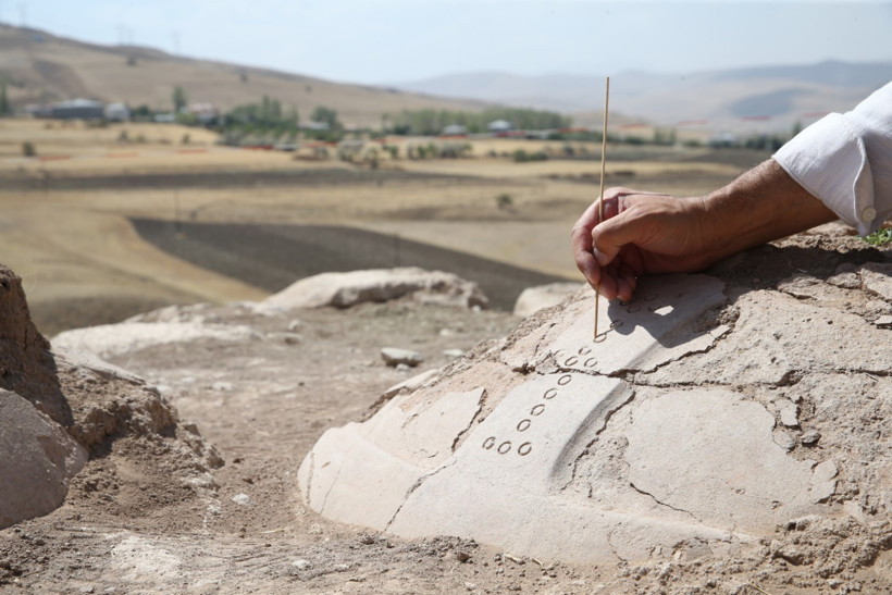 Van’da Urartu depo merkezi gün yüzüne çıkarıldı: 76 çivi yazılı pithos bulundu - Resim : 1