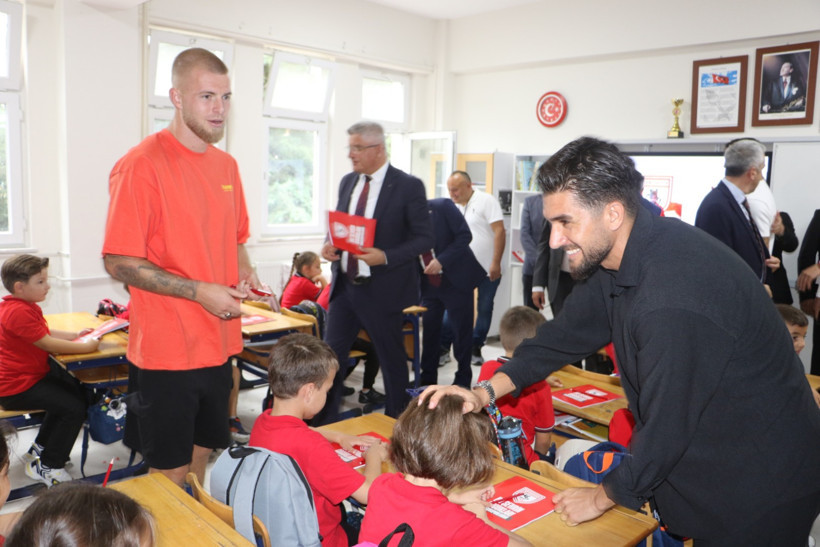 Samsunsporlu futbolcular öğrencilerle buluştu - Resim : 1