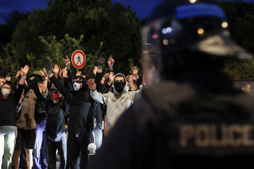 Fransa karıştı: "Her şeyi durdurun" eylemleri başladı - Resim : 4