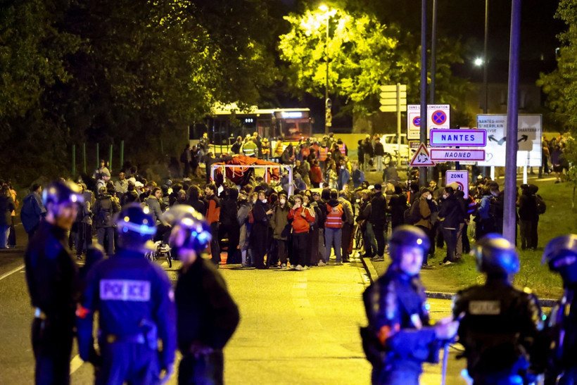 Fransa karıştı: "Her şeyi durdurun" eylemleri başladı - Resim : 3