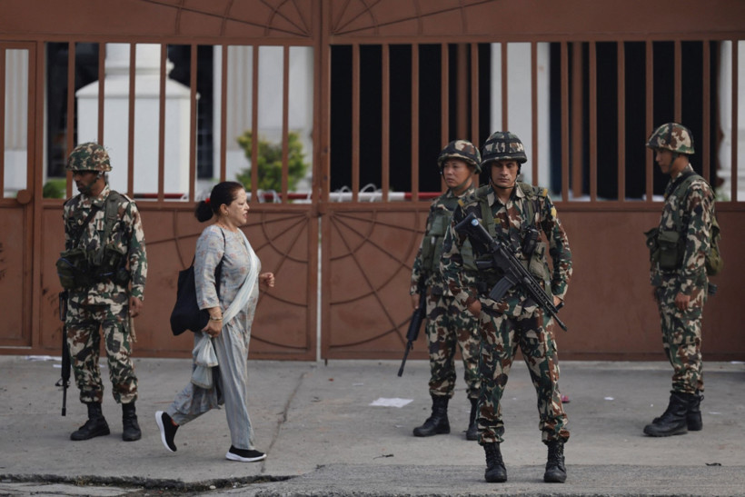 Kaçan bakanın engelli eşini protestocular kurtardı - Resim : 1