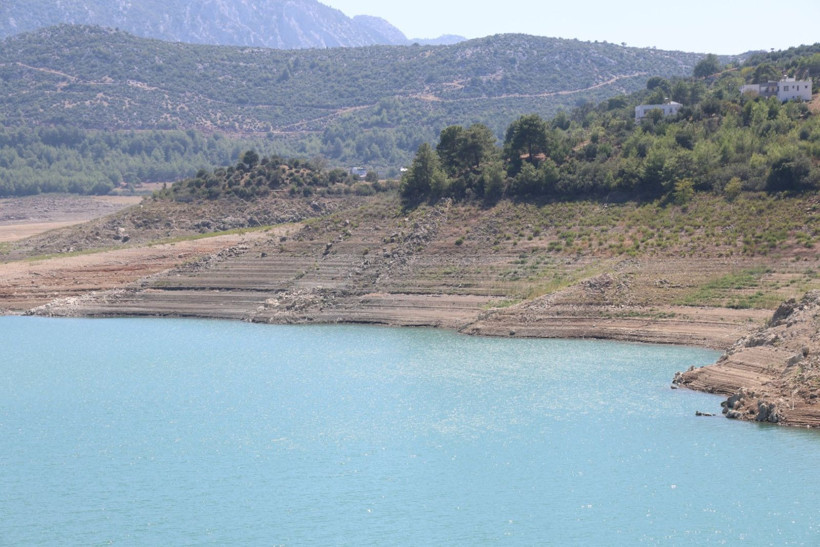 Baraj suyu metrelerce çekildi, çorak topraklara voleybol direği dikildi - Resim: 1