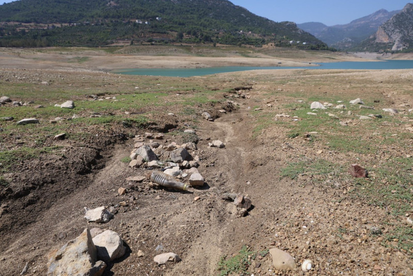 Baraj suyu metrelerce çekildi, çorak topraklara voleybol direği dikildi - Resim: 10