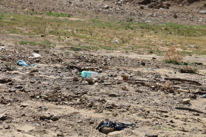 Baraj suyu metrelerce çekildi, çorak topraklara voleybol direği dikildi - Resim: 4