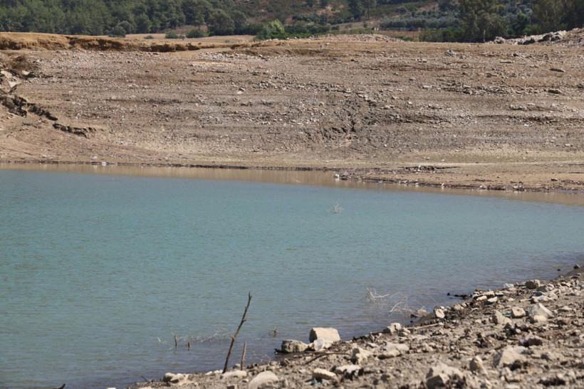 Baraj suyu metrelerce çekildi, çorak topraklara voleybol direği dikildi - Resim: 8