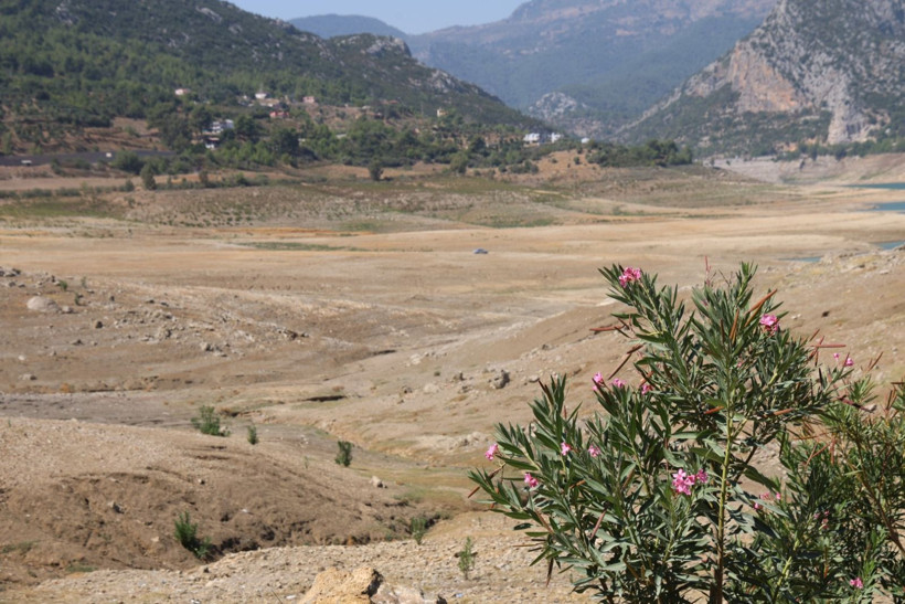 Baraj suyu metrelerce çekildi, çorak topraklara voleybol direği dikildi - Resim: 5