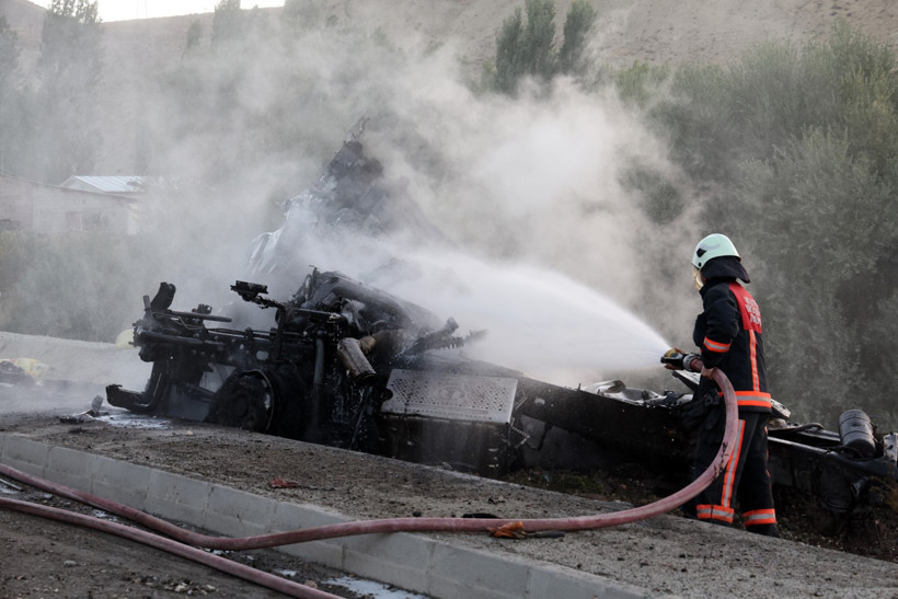 Freni arızalanan TIR otobüse çarpıp alev aldı - Resim : 1