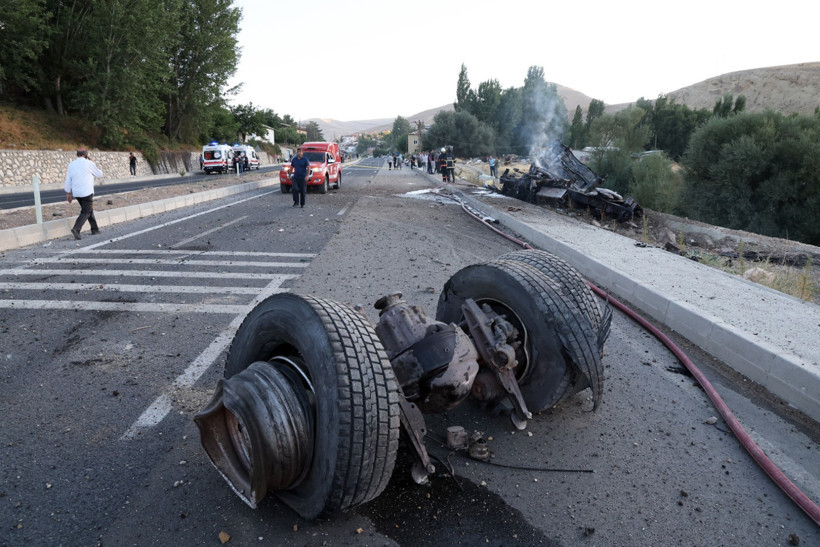 Freni arızalanan TIR otobüse çarpıp alev aldı - Resim : 3