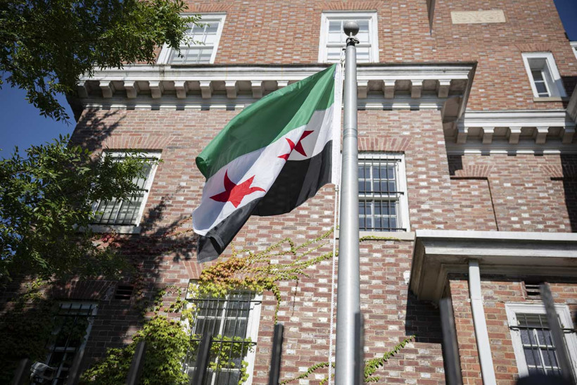 Suriye bayrağı Washington'da göndere çekildi - Resim : 1