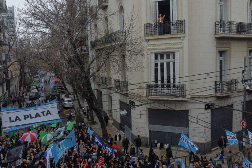 100 gündür ev hapsinde: Destekçilerini böyle selamladı - Resim: 1