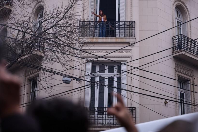 100 gündür ev hapsinde: Destekçilerini böyle selamladı - Resim: 2