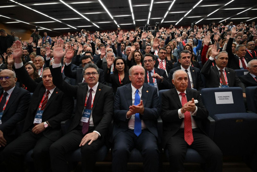 Kurultay salonundan dikkat çeken kareler - Resim: 15