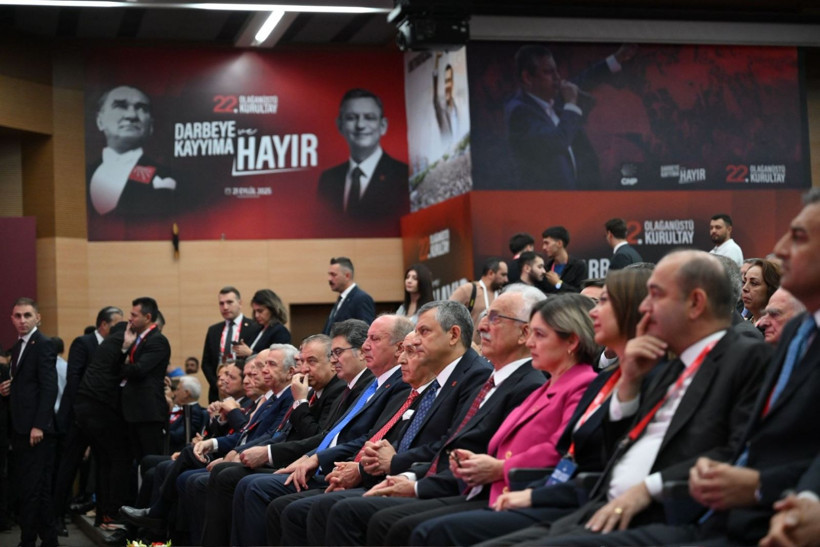 Kurultay salonundan dikkat çeken kareler - Resim: 13