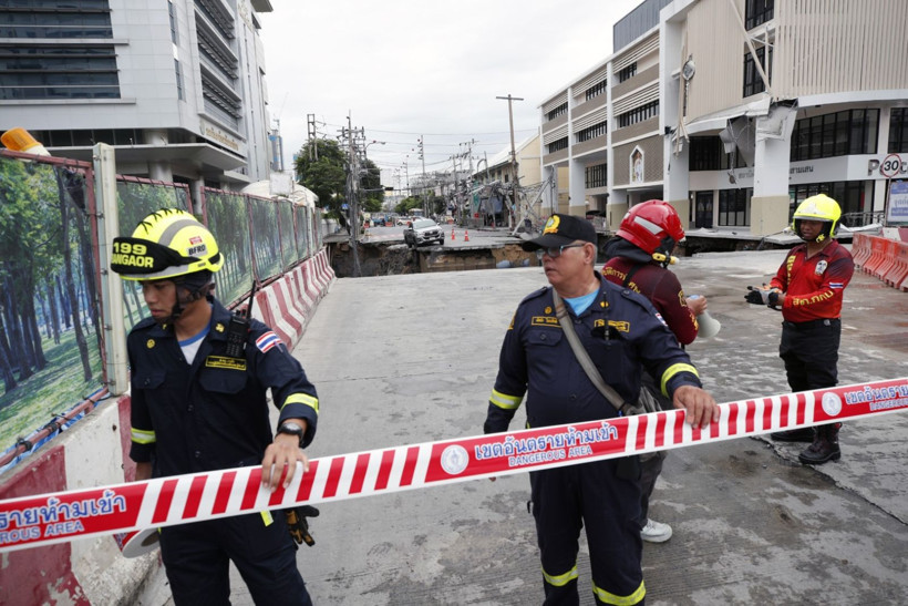 Yer yarıldı, içine girdi - Resim: 2