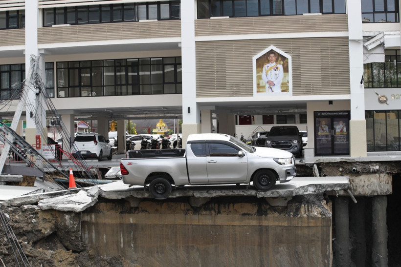 Yer yarıldı, içine girdi - Resim: 4