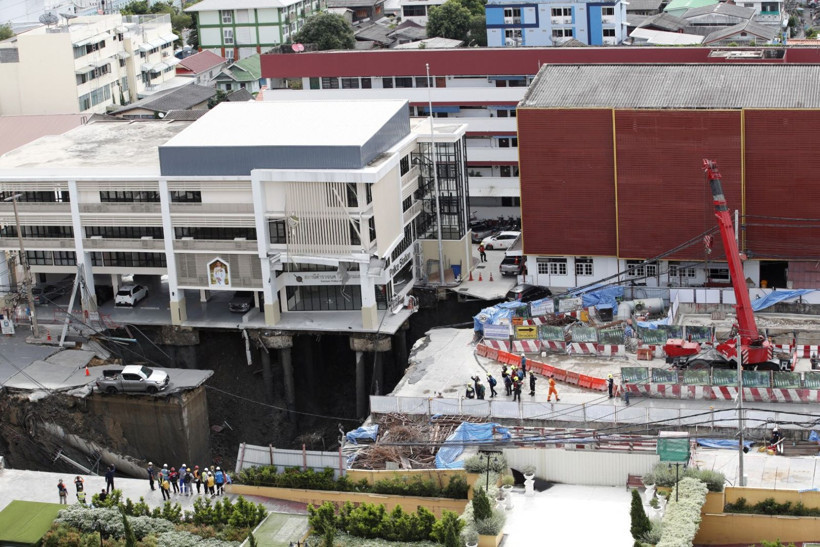 Yer yarıldı, içine girdi - Resim: 7