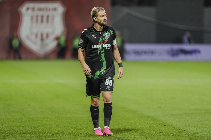 Caner Erkin yine rahat duramadı: Arkadaşını tokatladı, atıldı - Resim : 1