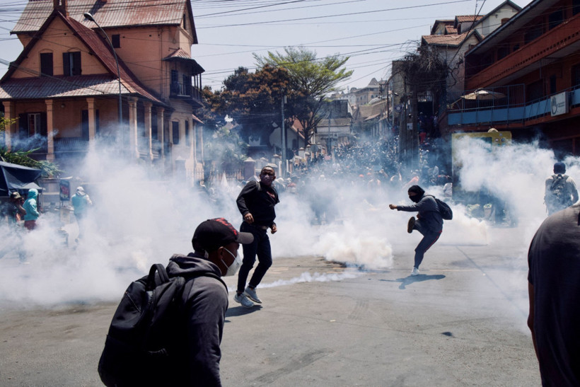 Madagaskar'da vekillerin evlerini yağmaladılar, sokağa çıkma yasağı ilan edildi - Resim : 1