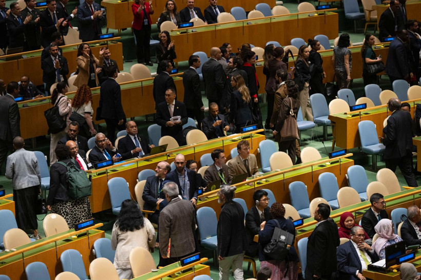 Netanyahu kürsüye çıktı, delegeler salonu terk etti - Resim : 1