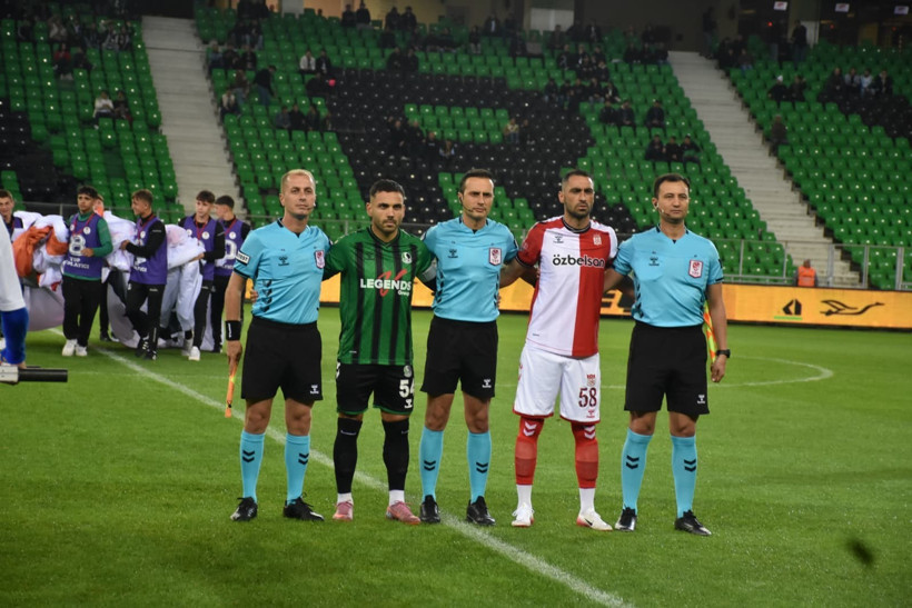 Sakaryaspor-Sivasspor maçında skandal: Hükmen mağlubiyet yolda - Resim : 1