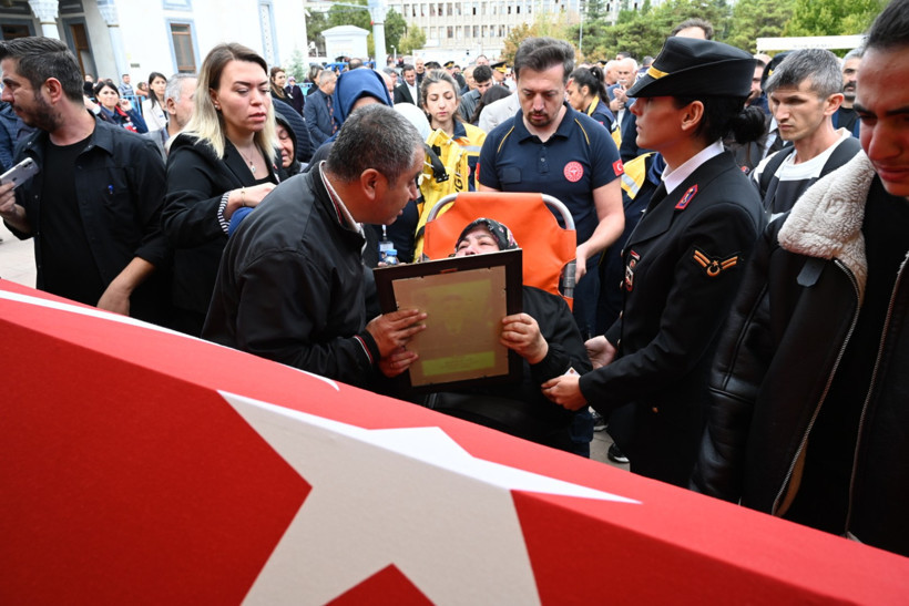 Kazada şehit düşen Jandarma Arif Özdemir gözyaşlarıyla uğurlandı - Resim : 2