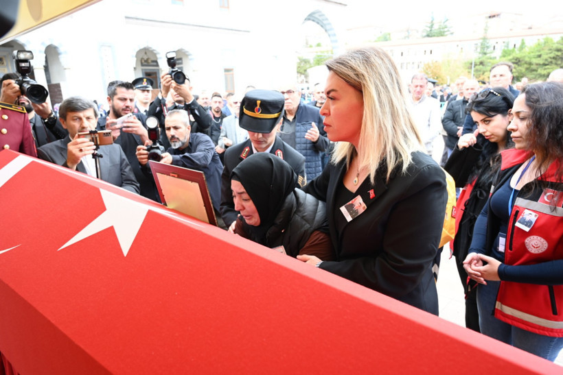 Kazada şehit düşen Jandarma Arif Özdemir gözyaşlarıyla uğurlandı - Resim : 3