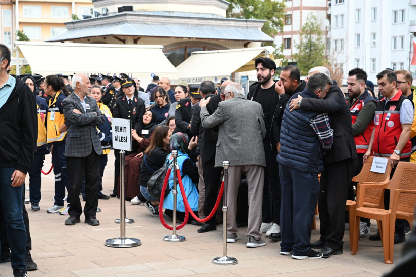 Kazada şehit düşen Jandarma Arif Özdemir gözyaşlarıyla uğurlandı - Resim : 4