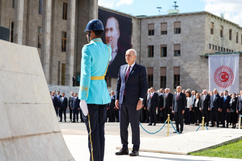 Meclis açıldı: DEM Partililer Erdoğan'ı bu yıl ayakta karşıladı - Resim : 1