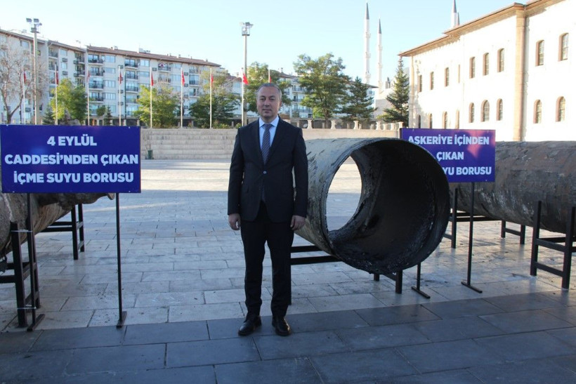 Sivas'ta belediye 'çürümüş boruları' meydanda sergiledi - Resim: 1