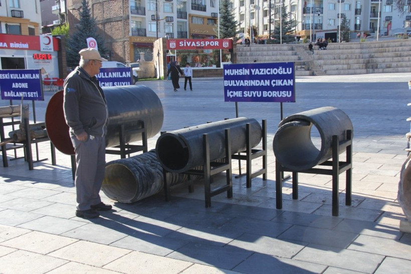 Sivas'ta belediye 'çürümüş boruları' meydanda sergiledi - Resim: 3
