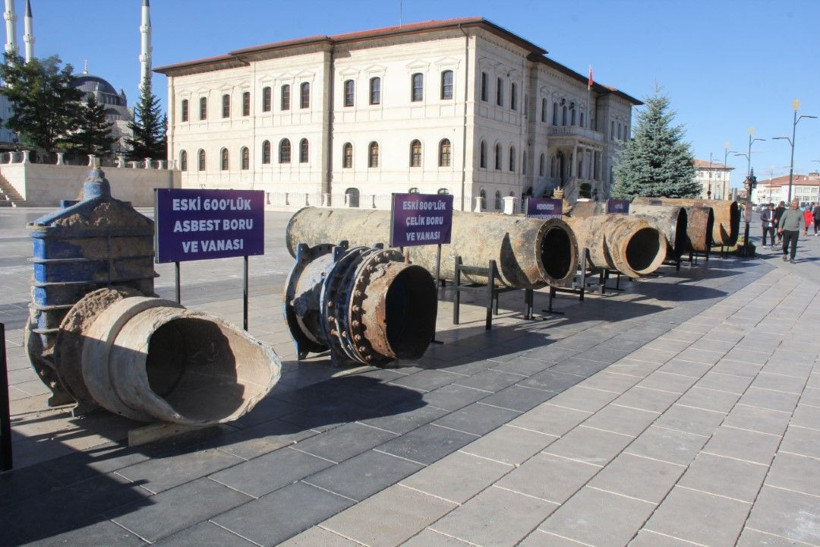 Sivas'ta belediye 'çürümüş boruları' meydanda sergiledi - Resim: 4