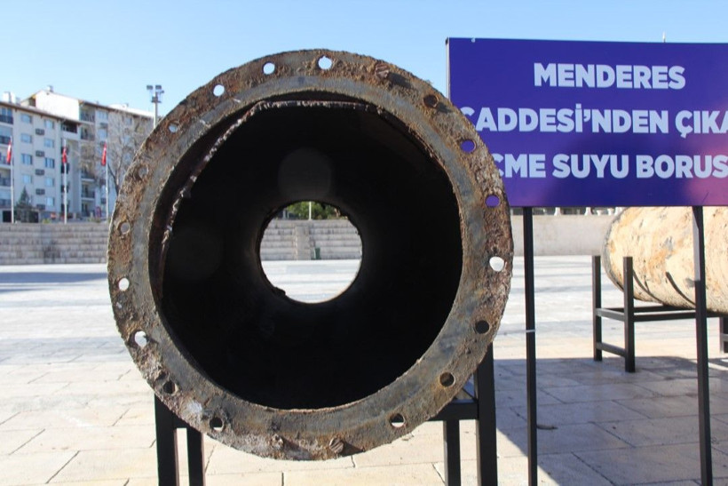 Sivas'ta belediye 'çürümüş boruları' meydanda sergiledi - Resim: 6