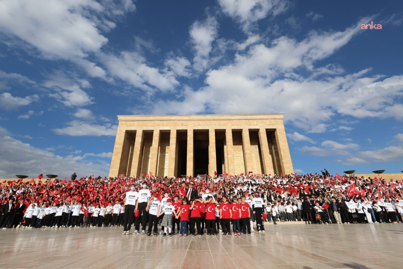 LÖSEV, on binlerce gönüllüyle Anıtkabir'i ziyaret etti - Resim : 1