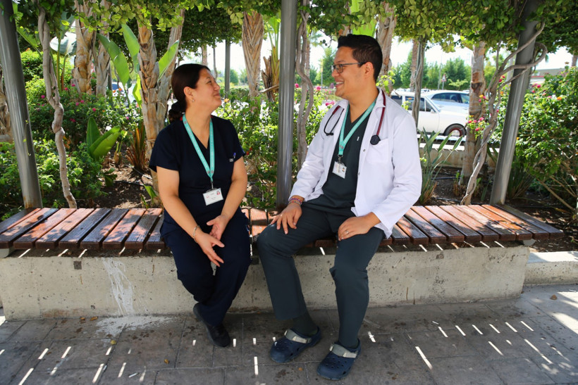 Çocukken yanında oynadığı serviste şimdi doktor: Anne-oğul aynı hastanede çalışıyor - Resim : 1