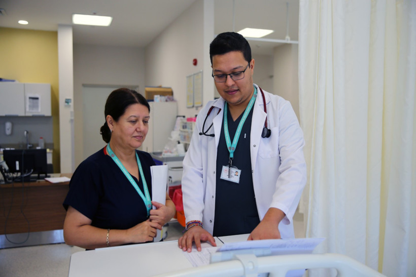 Çocukken yanında oynadığı serviste şimdi doktor: Anne-oğul aynı hastanede çalışıyor - Resim : 3