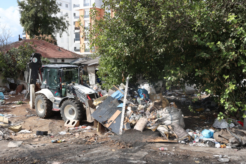 Kötü koku ihbarıyla ortaya çıktı: 8 evden tonlarca çöp çıkarıldı - Resim : 2
