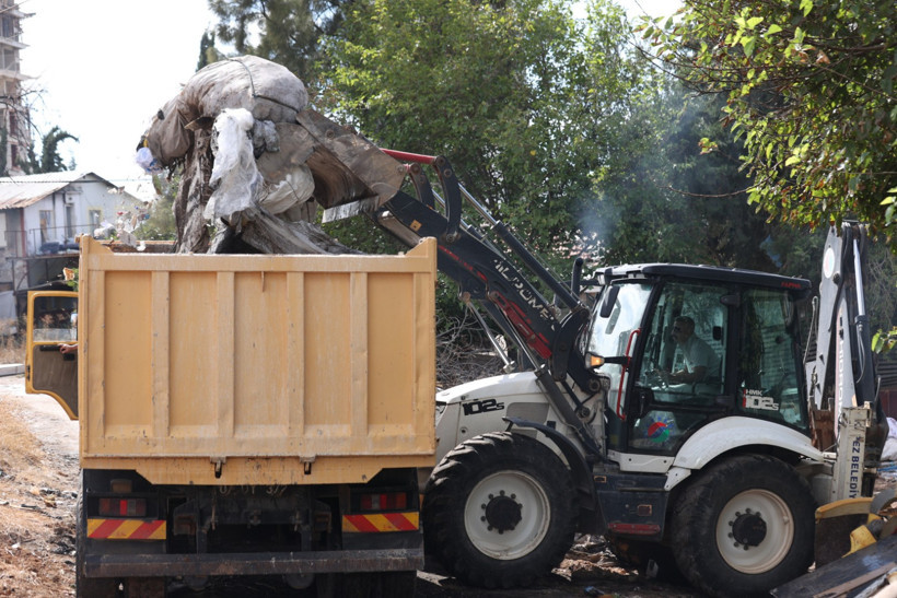 Kötü koku ihbarıyla ortaya çıktı: 8 evden tonlarca çöp çıkarıldı - Resim : 1