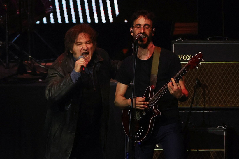 Ekonomi çökerken 'Deli Başkan'dan rock şov: 'Ben de insanım' - Resim : 1