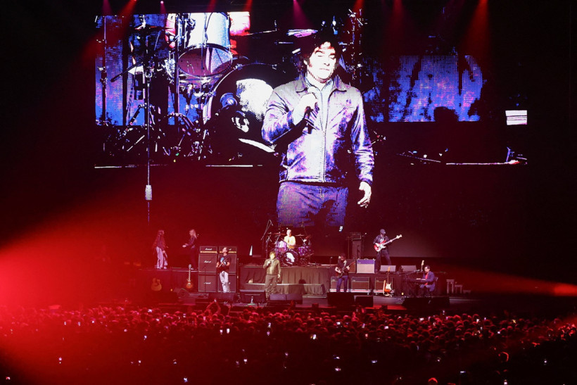 Ekonomi çökerken 'Deli Başkan'dan rock şov: 'Ben de insanım' - Resim : 3