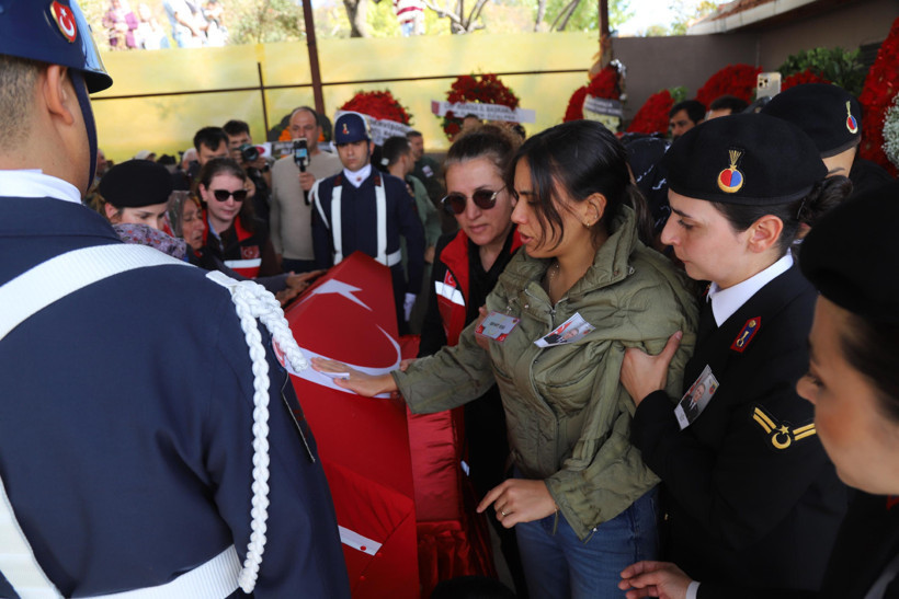 Kazada şehit olan astsubay, son yolculuğuna uğurlandı - Resim : 5