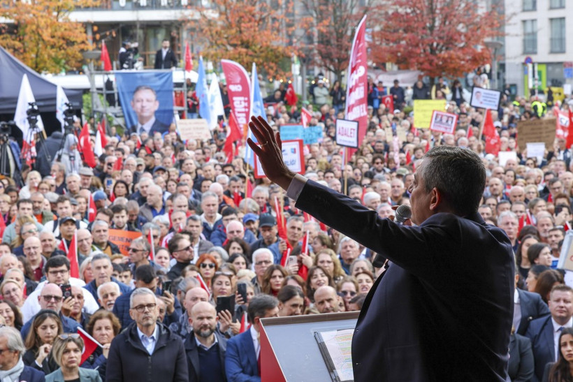 Özgür Özel, Avrupa'nın göbeğinde konuştu: Vallahi anlatacağım - Resim : 13