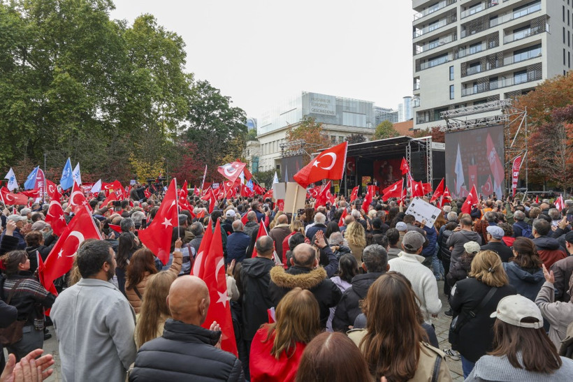 Özgür Özel, Avrupa'nın göbeğinde konuştu: Vallahi anlatacağım - Resim : 8
