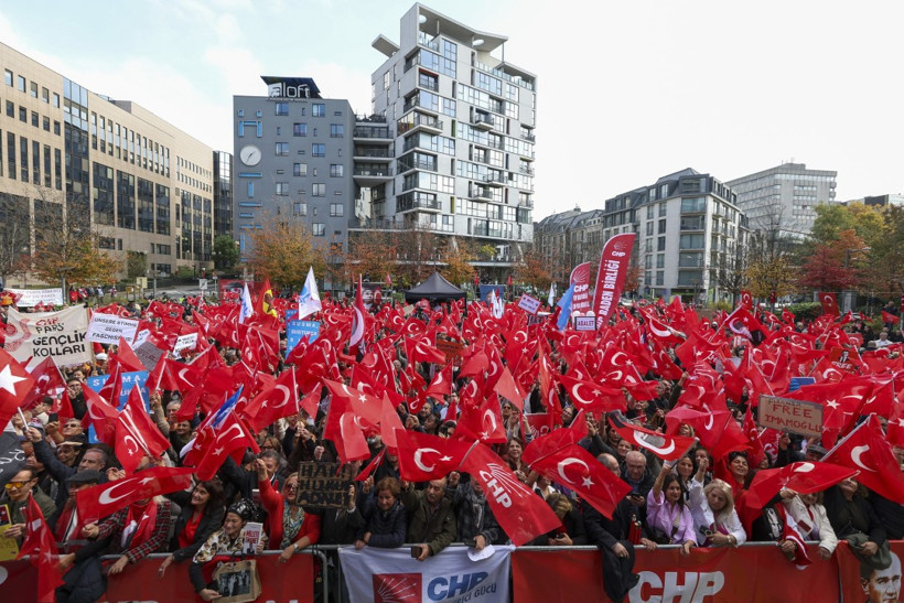 Özgür Özel, Avrupa'nın göbeğinde konuştu: Vallahi anlatacağım - Resim : 6