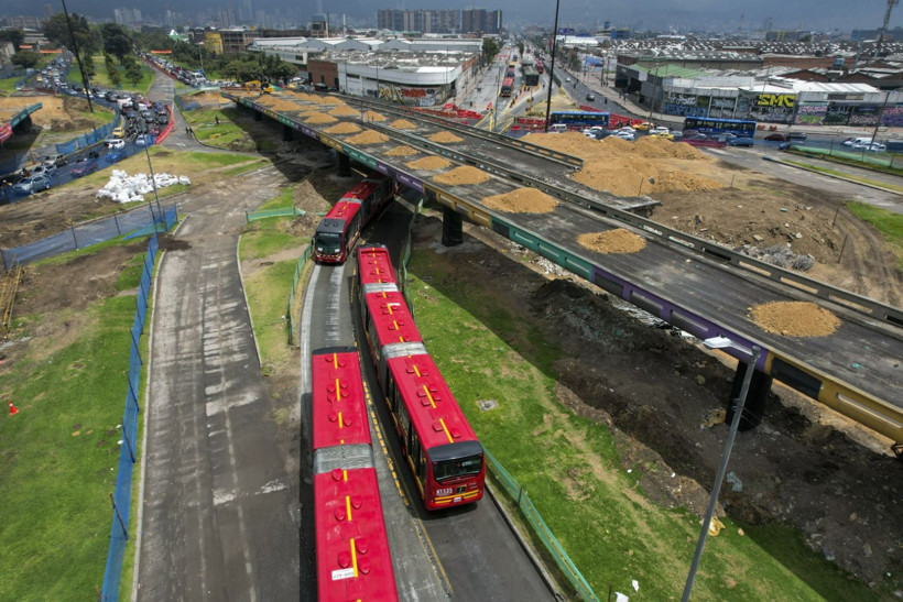 Trafik sorununa çözüm: Köprüleri yıktılar - Resim: 1