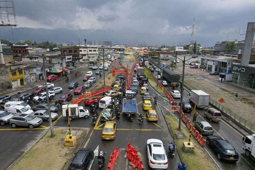 Trafik sorununa çözüm: Köprüleri yıktılar - Resim: 4